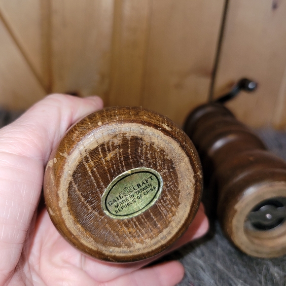 Vintage Gail craft wooden salt shaker and pepper mill - Picture 5 of 8